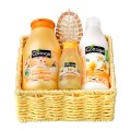 Set Cadou Cottage, Gel de Dus Miere si Frangipan, Lapte de Corp Monoi, Scrub cu Vanilie, Perie de Par, Cos
